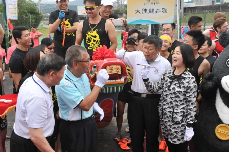 柯文哲市長為龍舟點睛。圖/主辦單位提供