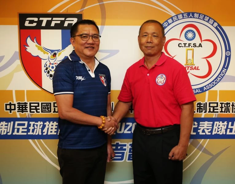 兩足協握手言和。李天助攝