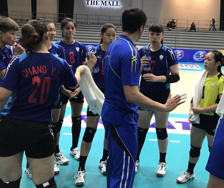 中場時間中華隊執行教練林明輝對球員面授機宜。林明輝／提供。
