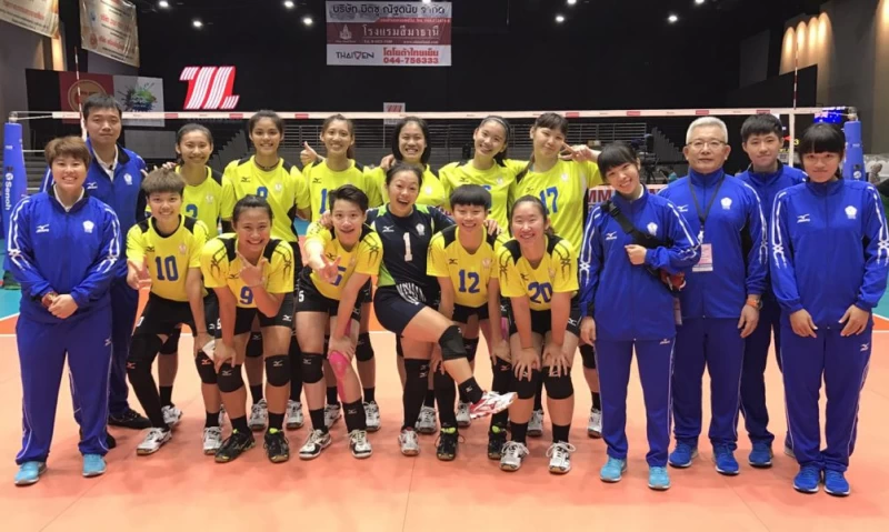 中華女排隊取得二連勝後開心合照。林明輝／提供。