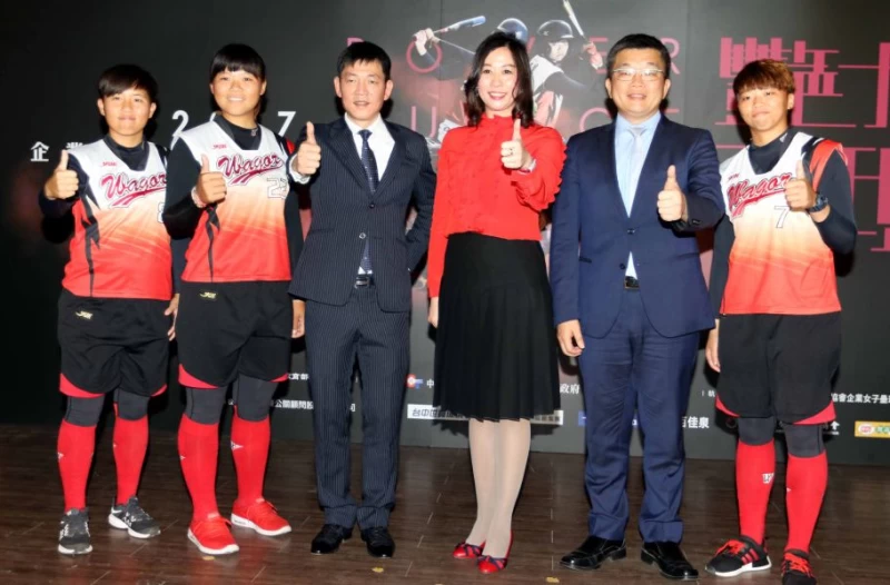 立法院副院長蔡其昌(右二)為女壘選手加油。林嘉欣／攝影。
