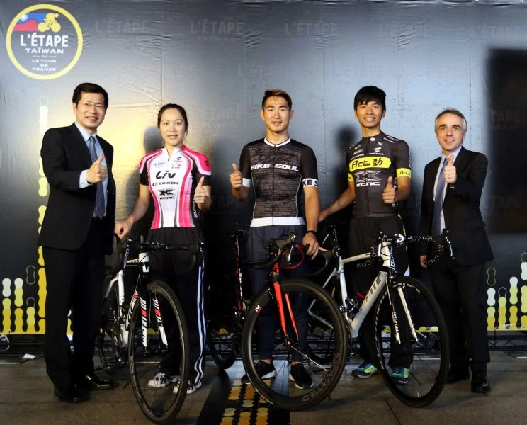 宣傳大使羅致政(左起)、自由車名將蕭美玉、巫帛宏、陳建良和法國在台協會主任紀博偉邀請大家共襄盛舉。騰風國際整合行銷／提供。