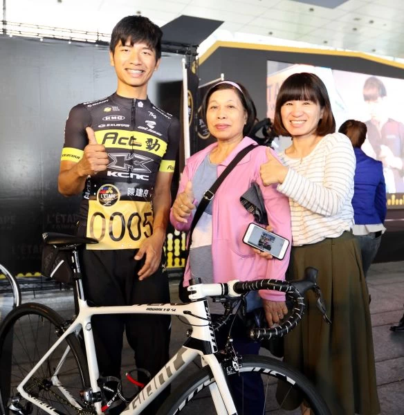 陳建良(左起)受邀出席記者會，阿嬤和媽媽也來相挺。騰風國際整合行銷／提供。