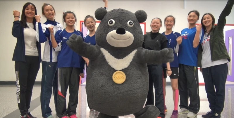 韻律體操隊特地來和熊讚合影。國訓中心提供