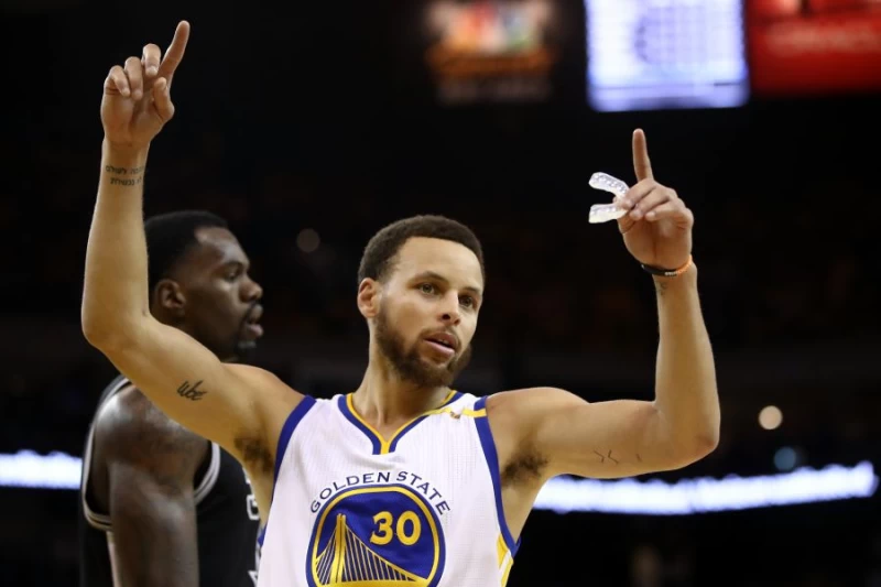 Stephen Curry攻下全場最高29分,率領勇士系列賽2比0領先馬刺。圖/法新社