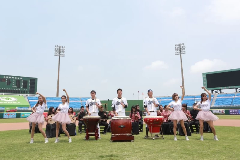 球星王柏融、林承飛、陳禹勳及Lamigirls力邀球迷聽國樂、獻愛心。圖/La new集團提供