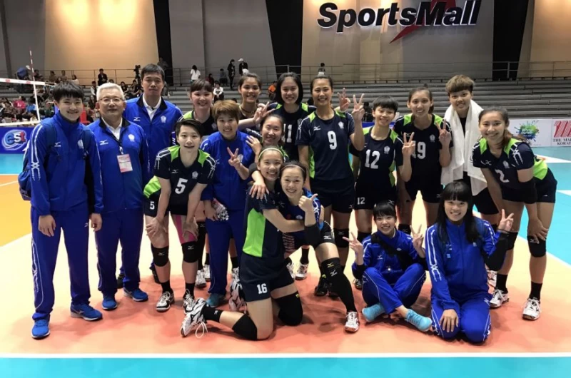 中華女排勇闖U23亞錦賽四強後開心合影。林明輝／提供。