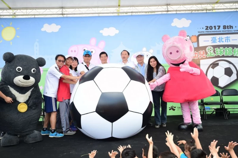長官們和足球小將齊心合力推動巨型足球,為2017臺北市幼兒足球錦標賽熱情揭開序幕。(主辦單位提供)