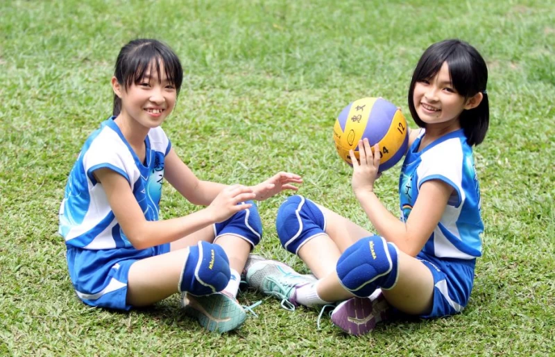 駱家雙胞胎姐妹花愛打打鬧鬧。林嘉欣/攝影。