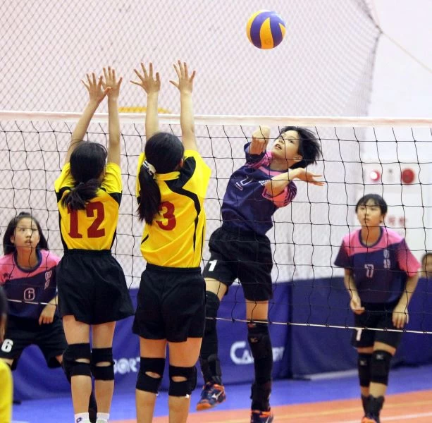 五年級女童組北市明湖國小李思依（右二）攻擊刁鑽。林嘉欣／攝影。