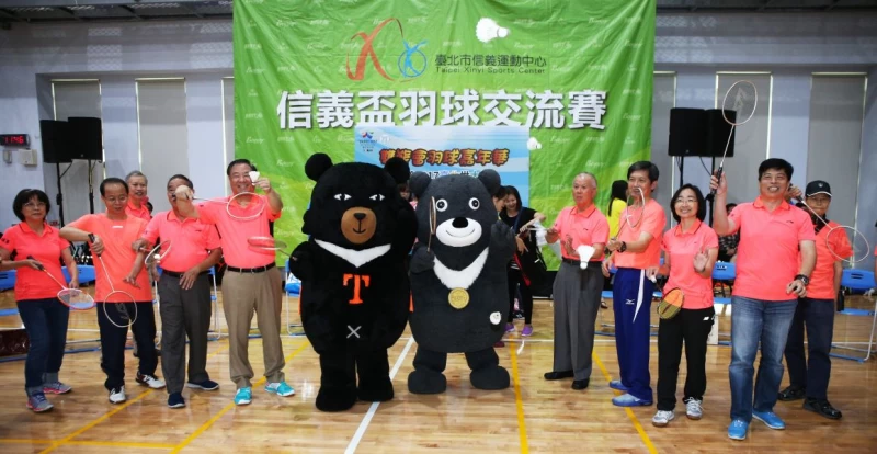「雙熊相見歡」為信義盃羽賽開球/李天助攝
