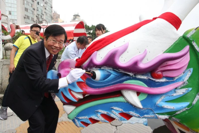 高雄市府秘書長楊明州今天擔任主祭官，為22艘龍舟點睛，祈求高雄風調雨順、平安順利，活動圓滿成功。圖/哥雄市提供