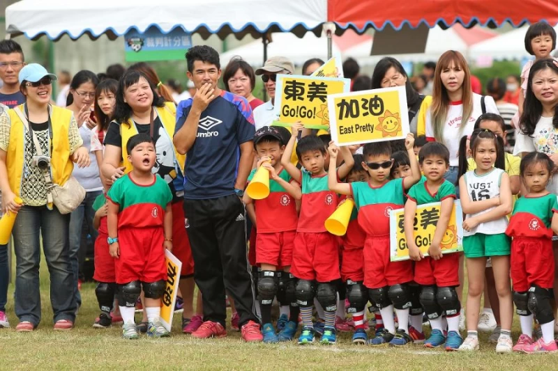 東美幼兒園小球員場上專注踢球,場邊啦啦隊賣力加油神情超緊張。主辦單位提供
