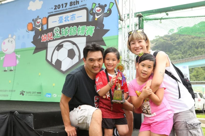 現任WCBA廣東女籃助理教練楊志豪(左一)全家動員,一起到現場為小女兒楊婗(左二)加油打氣。主辦單位提供