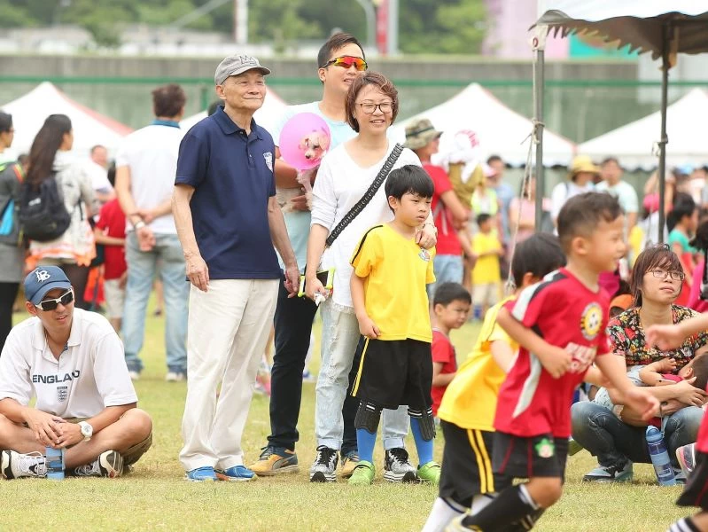 足壇大前輩劉武雄(圖中)平日常和孫子們一起踢球,今日特地到場為小孫子許勻滕和劉昀叡加油,一家三代相當溫馨。主辦單位提供