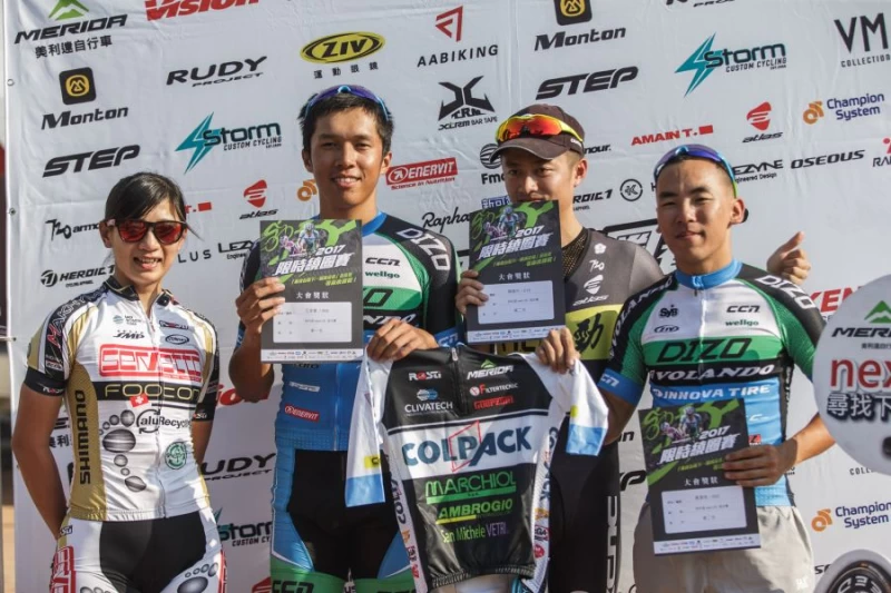 美利達next CK選拔賽由黃亭茵(左起)頒發Team Colpack的車衣給王家豪、陳建州和唐漢煌。美利達2017限時繞圈賽提什