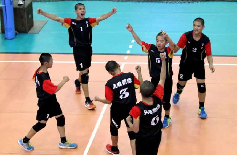 六年級男童組宜縣礁溪國小獲勝後歡呼慶賀。林嘉欣/攝影。