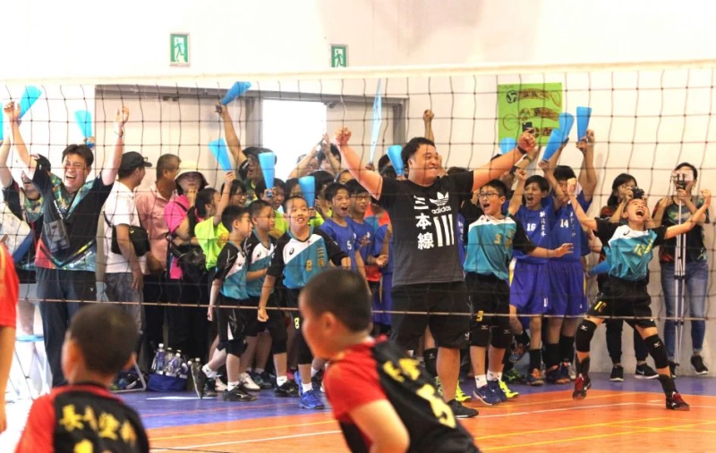 310五年級男童組北市三民國小闖進六強，教練與加油團歡呼慶賀。林嘉欣／攝影。