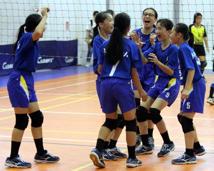 五年級女童組桃市大成國小獲勝全隊歡呼慶賀。林嘉欣/攝影。