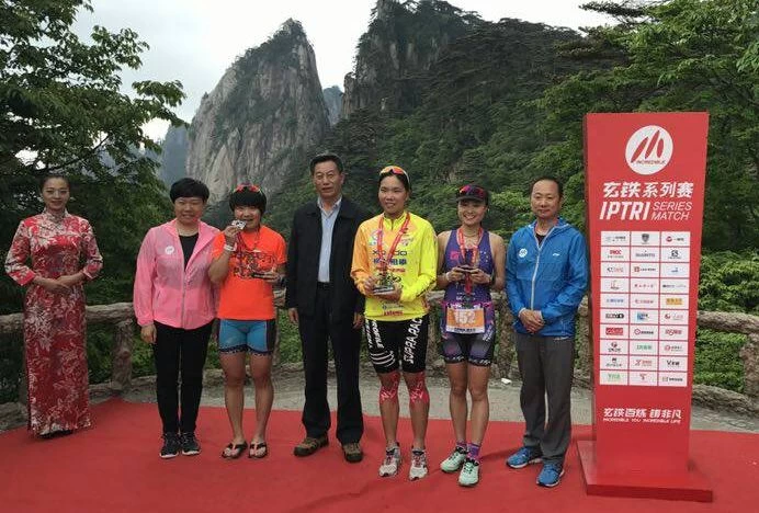 張婷婷(右3)封后。張勝凱提供