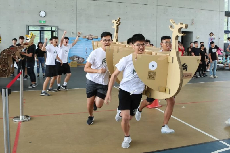 明志科技大學-強尼走路人充分發揮紙箱創意再造的精神,以結構滿分的紙船造型來闖關。圖/主辦單位提供