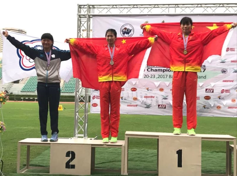 林映彤(左)在女子撐竿跳高以3公尺70為我國再添一面銀牌。田徑協會／提供。