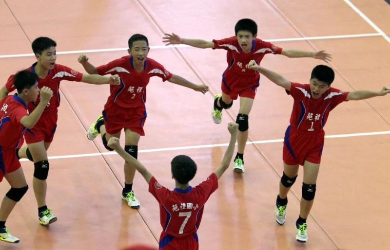 六年級男童組，苗縣苑裡國小今天二連勝振臂歡呼。林嘉欣／攝影。