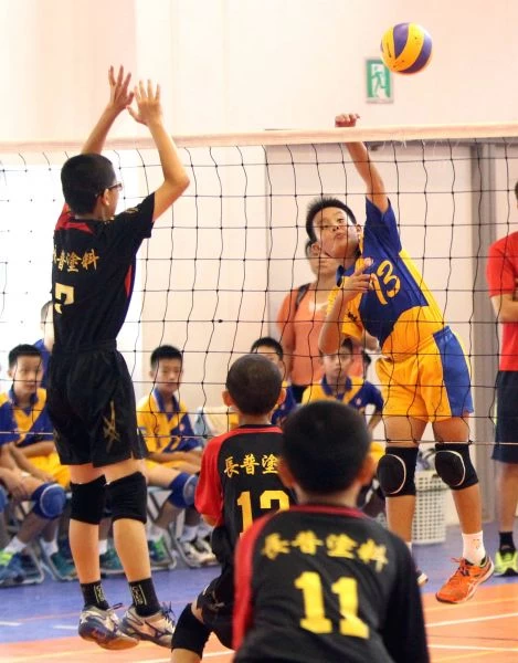 五年級男童組中市大雅國小羅桑鐸傑（右）攻擊力強。林嘉欣／攝影。