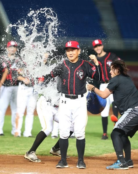 Lamigo總教練洪一中達成生涯700勝。李天助攝