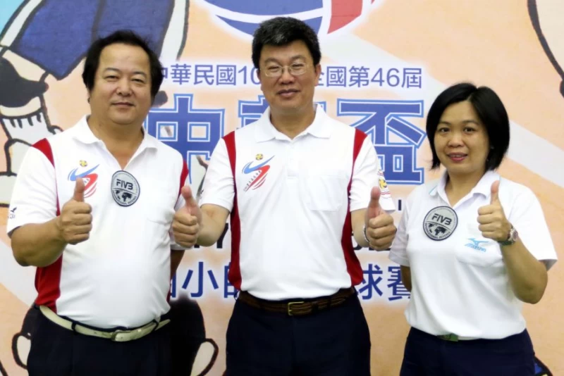 排協裁判組鄭來俊(中)感謝朱光榮(左)、鍾青如(右)和洪佰仁三位國際裁判情義相挺。林嘉欣/攝影。