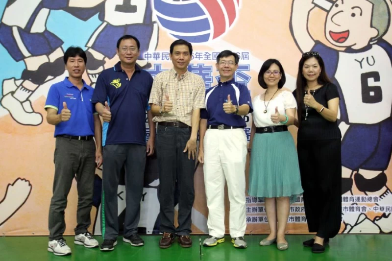 高雄市體育處處長黃煜(右三)到場為小球員們加油。林嘉欣/攝影。