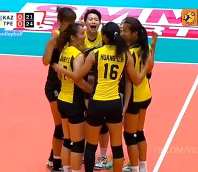 台電女排隊比賽中互相打氣。截取自轉播畫面。