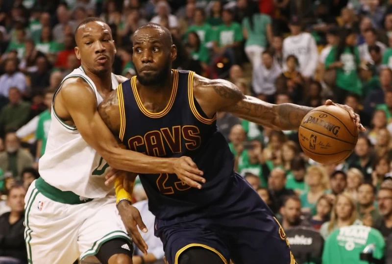 LeBron James率領騎士再闖總冠軍戰,同時生涯在季後賽得分也超越Michael Jordan,成為NBA史上第一。圖/法新社