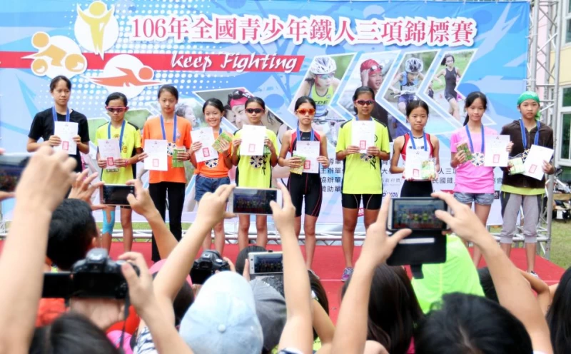 女子13歲組得獎選手合影。林嘉欣／攝影。