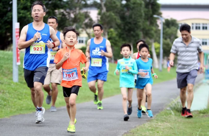全國小鐵人賽特設大選手和小選手合組的鐵搭檔組。林嘉欣／攝影。