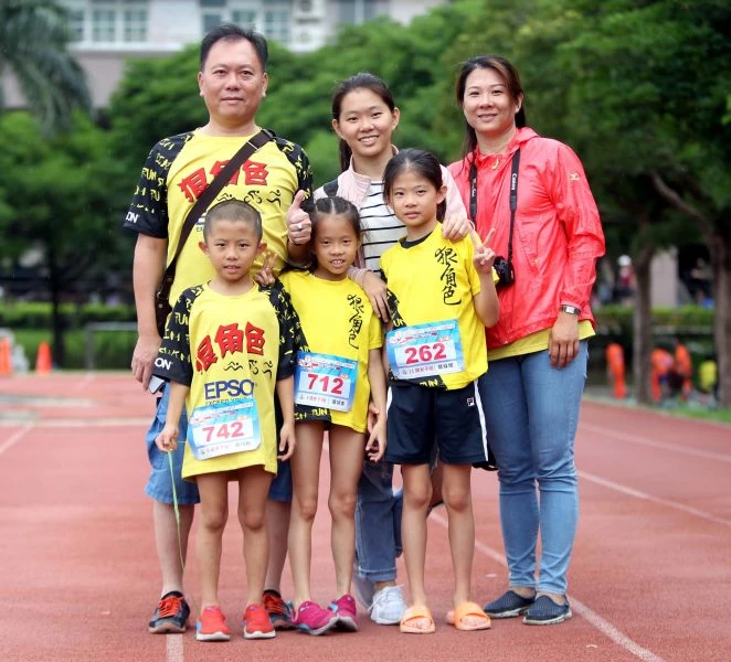 葉媽媽陳瑞娥(右)明天還將參加MIZUNO路跑賽。林嘉欣／攝影。