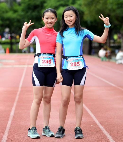 雙胞胎姐妹史祐晴(右)和史祐希一起參加小鐵人賽。林嘉欣／攝影。