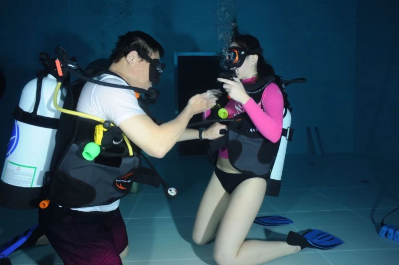 潛水部門都有專業教練指導。潛立方旅館提供