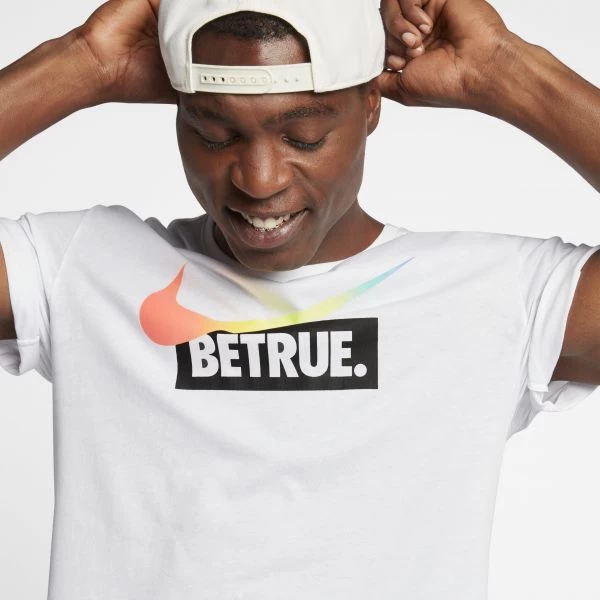 Nike Sportswear BETRUE T-shirt為白底設計,印有以彩虹旗為靈感的彩虹Swoosh標誌。NIKE提供