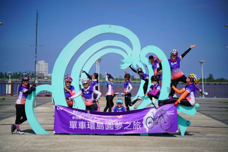 團員開心地說,孩子看到照片都驚訝大家這麼開心,說就像少女一樣!圖/捷安特提供