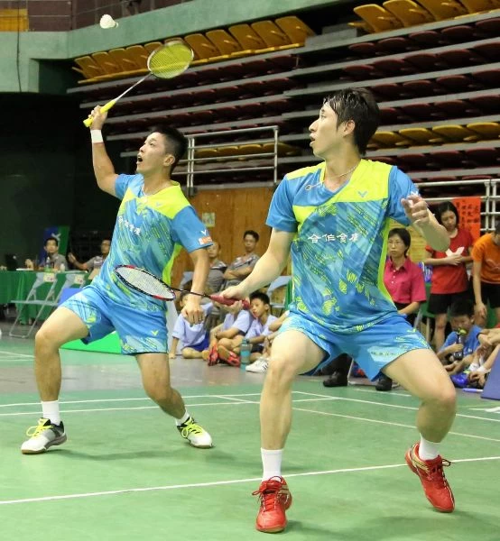 合庫A男雙李勝木（右）蔡佳欣鏖戰三局擒伏對手／黃秀仁攝