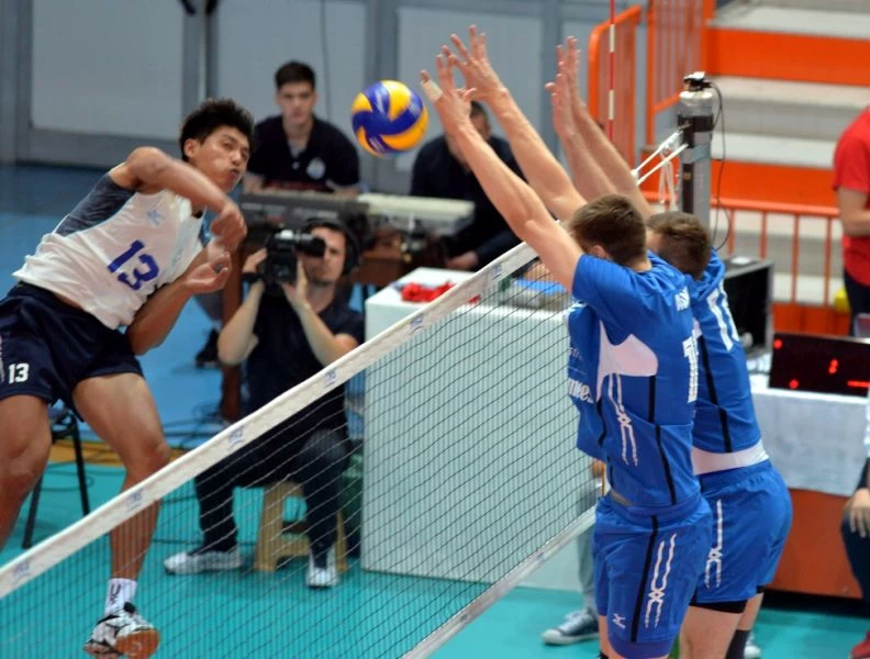 中華隊黃建逢(左)攻擊，愛沙尼亞躍起封阻。圖／FIVB。