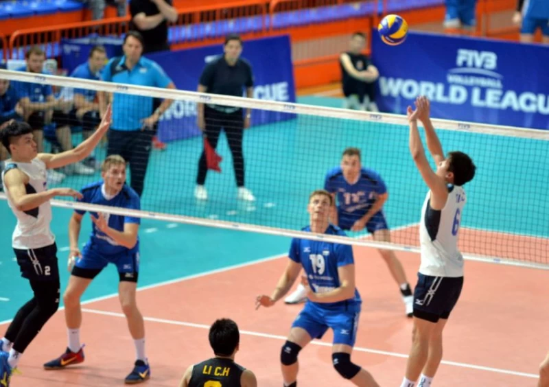 中華男排隊舉球員戴儒謙(右)表現稱職。圖／FIVB。