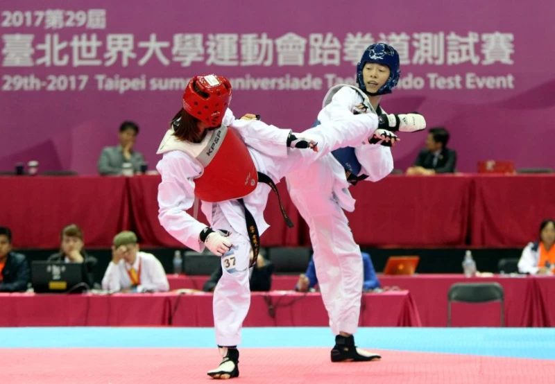 梁家瑜（右）勇奪世大運跆拳道測試賽女子53公斤級后冠。2017臺北世大運組委會／提供。