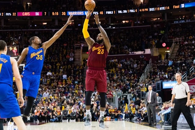 克利夫蘭騎士球星詹姆斯（LeBron James）表示，隨年紀、經驗增長，外界批評已不會影響他。圖/資料照片