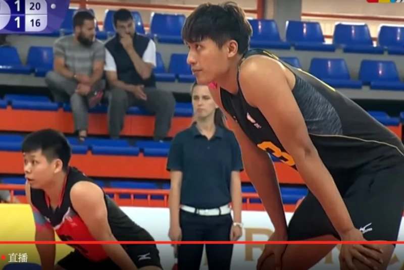 中華隊黃建逢(右)和董立億。圖／截取自轉播畫面。