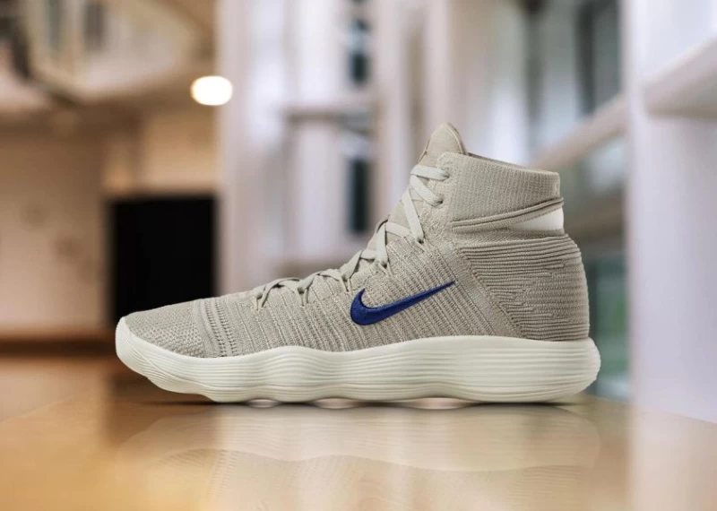 NIKE的React Hyperdunk 2017 Flyknit。NIKE提供