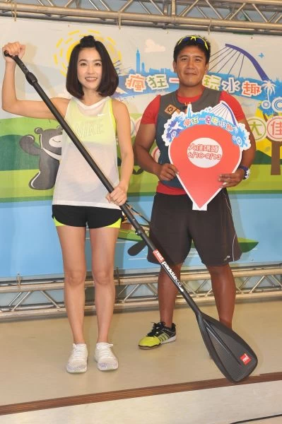 藝人小嫻出席記者會,邀請親子共同來體驗水上運動。圖/ 臺北市政府提供