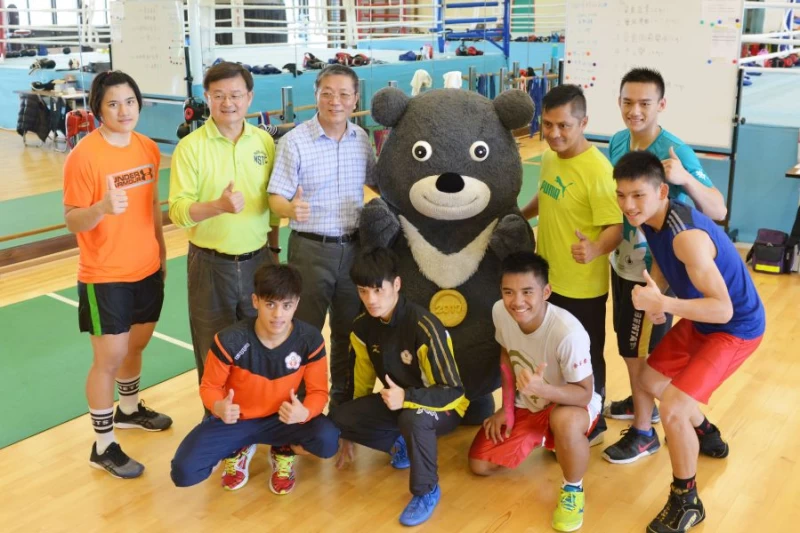 體育署長林德福上任後首次到訪國家運動訓練中心為世大運選手加油。(國家運動訓練中心提供)