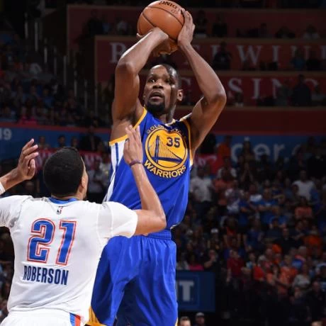 勇士靠杜蘭特(Kevin Durant)關鍵時刻連得5分在總冠軍戰聽牌,離季後賽全勝封王只差一步。圖/資料照片